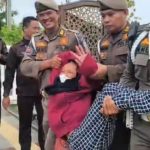 Perempuan diduga ODGJ diamankan Satpol-PP saat upacara HUT ke-81 RI di Alun-Alun Indramayu