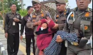 Perempuan diduga ODGJ diamankan Satpol-PP saat upacara HUT ke-81 RI di Alun-Alun Indramayu