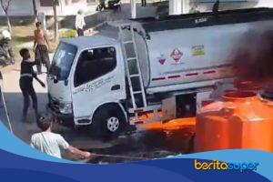 Mobil tangki BBM PT PBP Trans Group meninggalkan lokasi kebakaran kapal di Pelabuhan Karangsong.