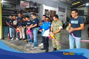 Prosesi pemotongan pita peresmian grand opening PT Fajar Motor Jatibarang Indramayu