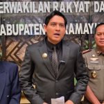 Lucky Hakim saat memberikan pernyataan terkait peredaran miras