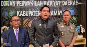 Lucky Hakim saat memberikan pernyataan terkait peredaran miras